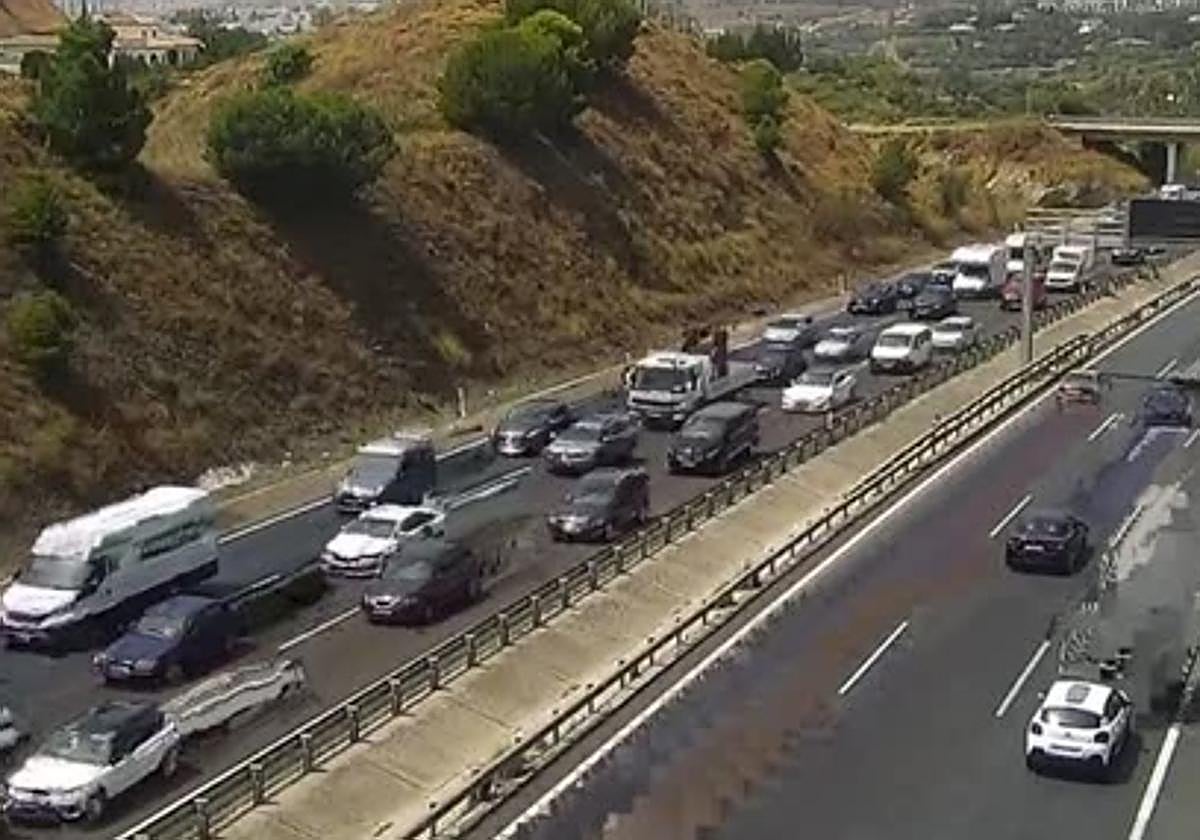 Accidente en la A-7 cerca de Fuengirola genera importantes retenciones y cortes de tráfico