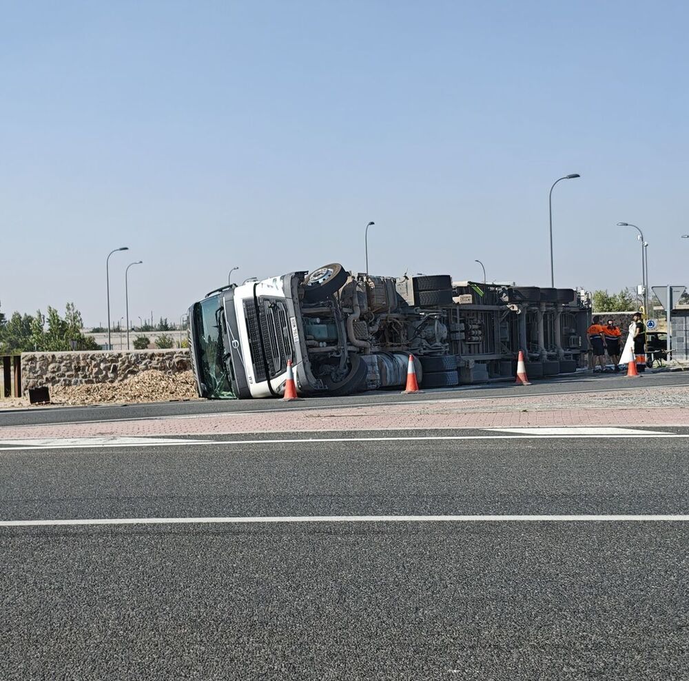 Vuelca un camión en la Carretera de La Granja