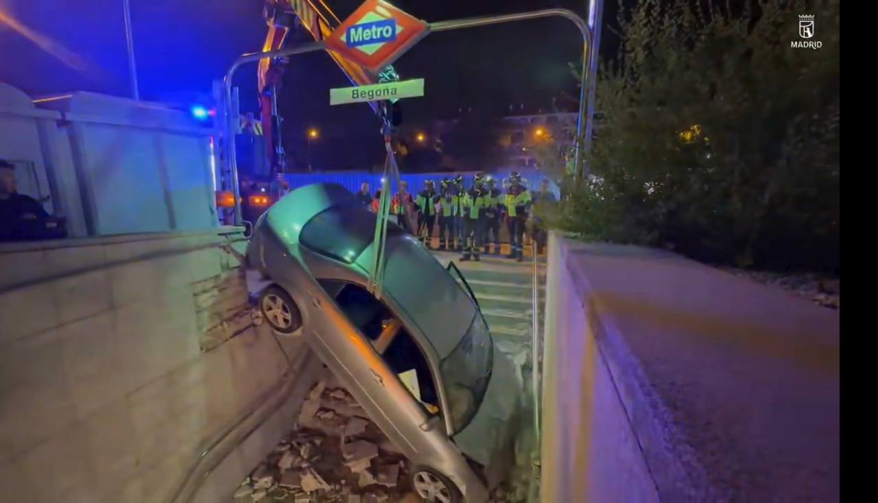Coche incrustado en el Metro de Begoña tras un choque