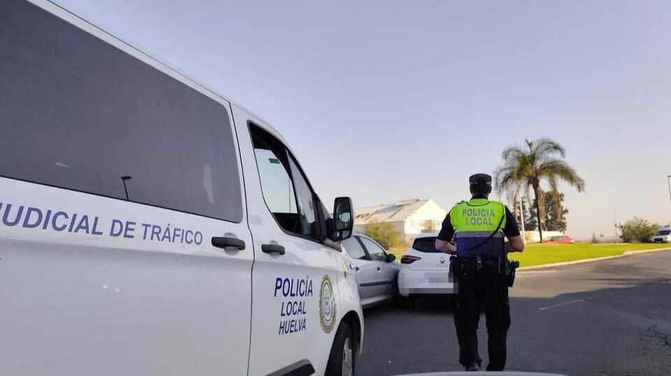 Un accidente entre dos coches en la rotonda del puente de Punta Umbría provoca grandes retenciones