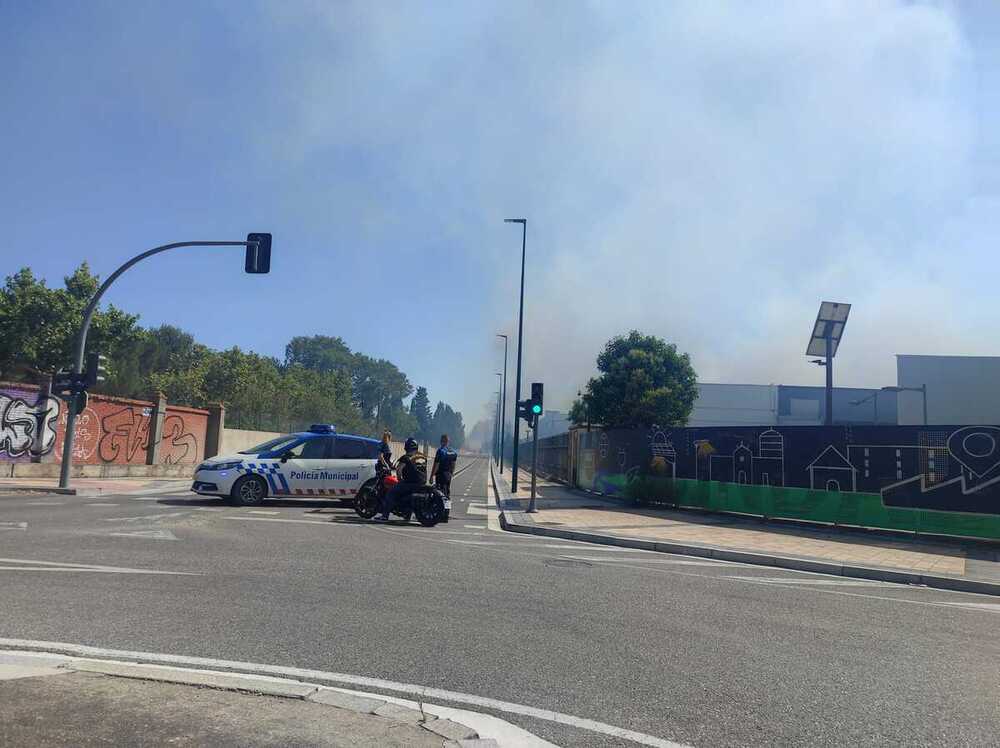 Un incendio de rastrojo afecta a la carretera de Arcas Reales
