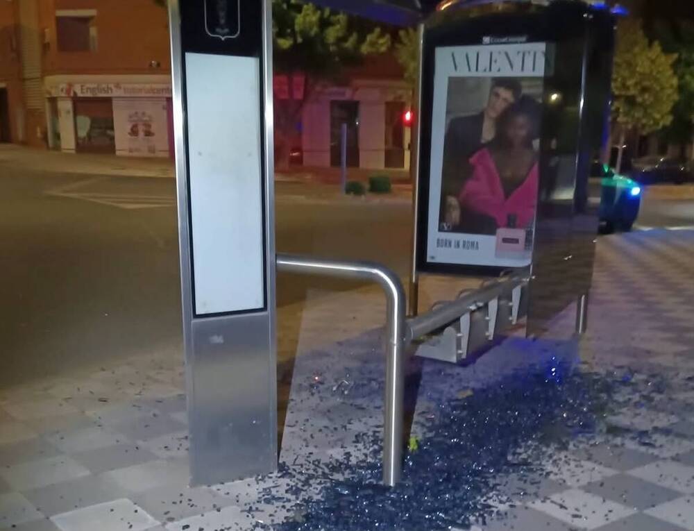 Vandalizan la marquesina de la avenida del Mediterráneo