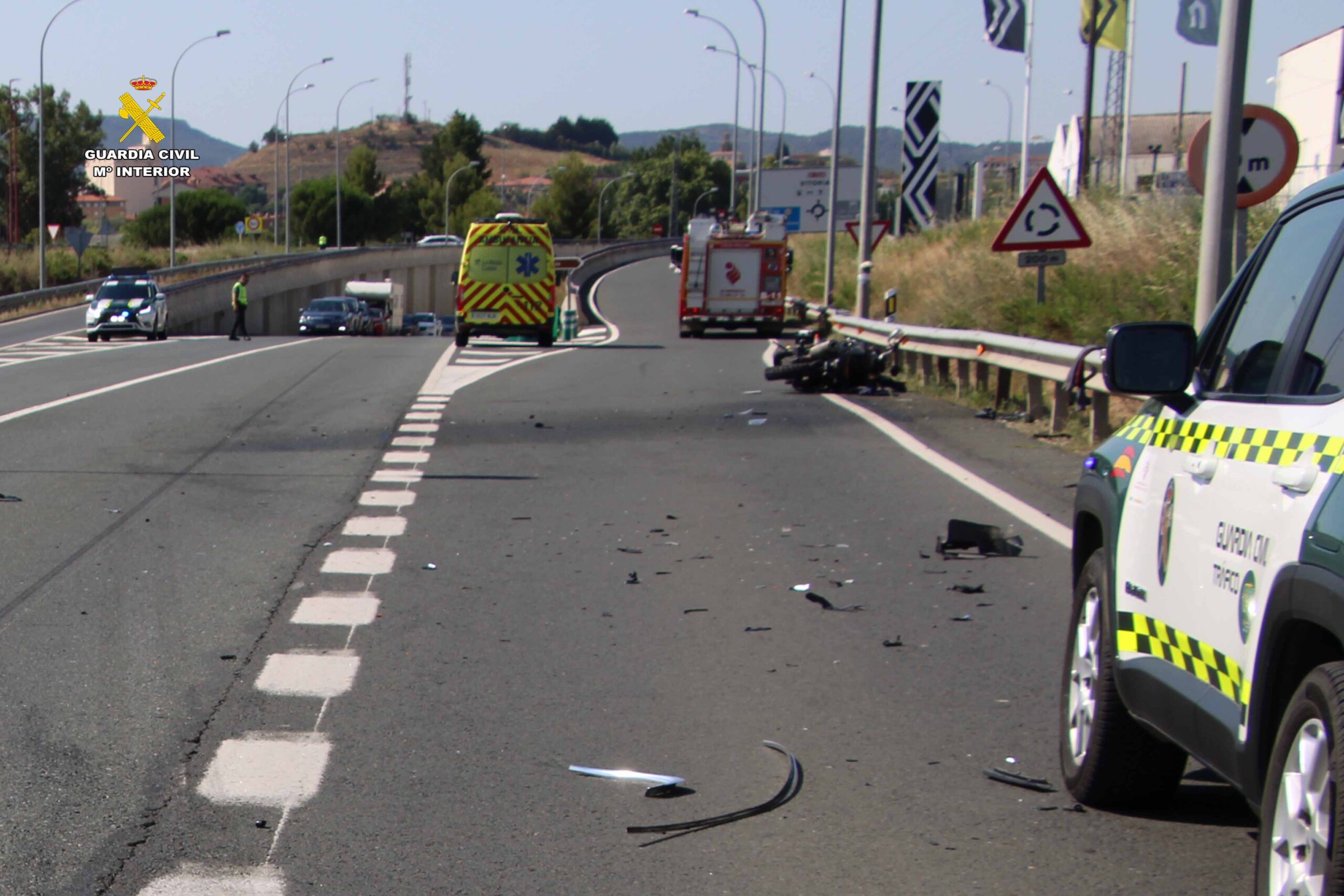 Agentes de Tráfico de la Guardia Civil salvan la vida de un motorista tras grave accidente en Haro
