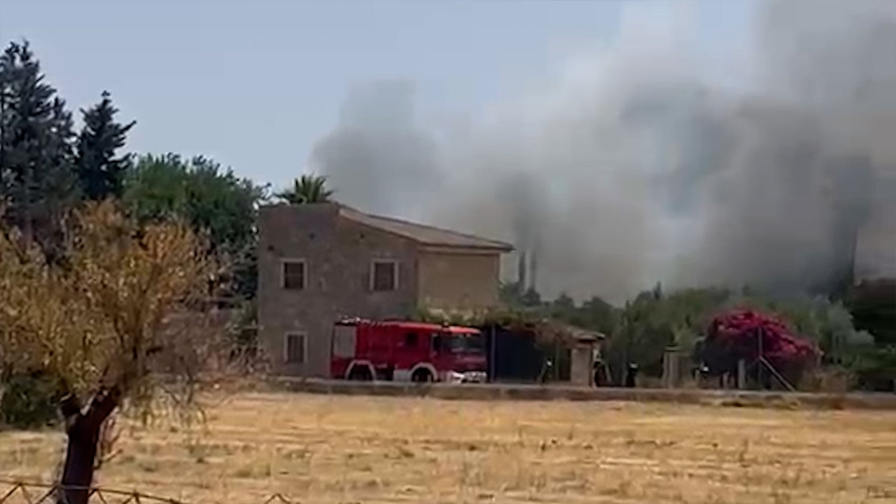 Agentes de la Guardia Civil rescatan a seis personas en Inca tras incendio en una finca
