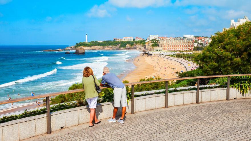 Dos policías rescatan en Biarritz a un bebé encerrado en un coche a más de 40 grados