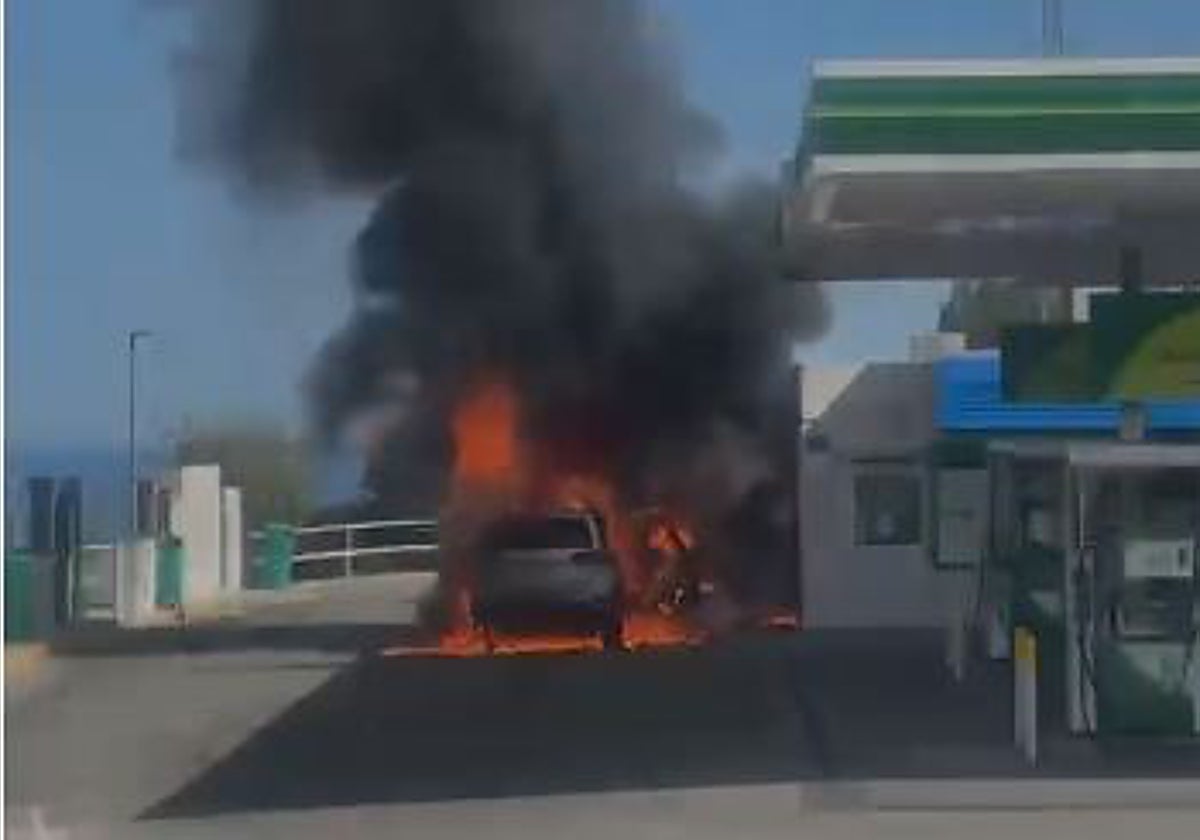 Alerta en La Cala del Moral: coche en llamas en gasolinera pone en riesgo la seguridad de los surtidores