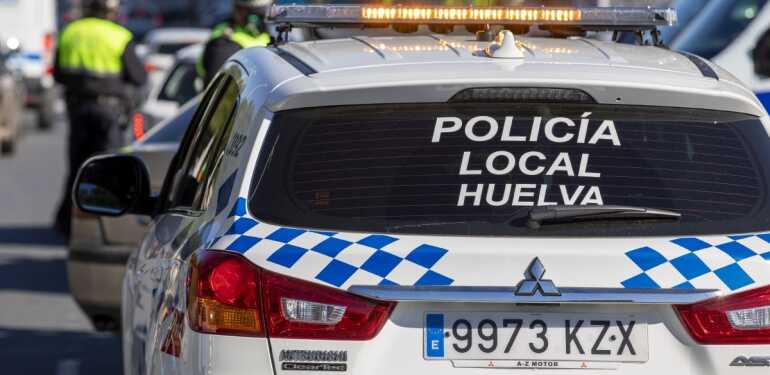 Accidente en el centro de Huelva: un coche se lleva por delante un semáforo y queda varado en la rotonda
