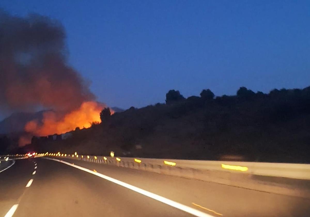 Aparatoso incendio forestal sorprende a conductores en Marbella, pero no interrumpe la circulación en la AP-7