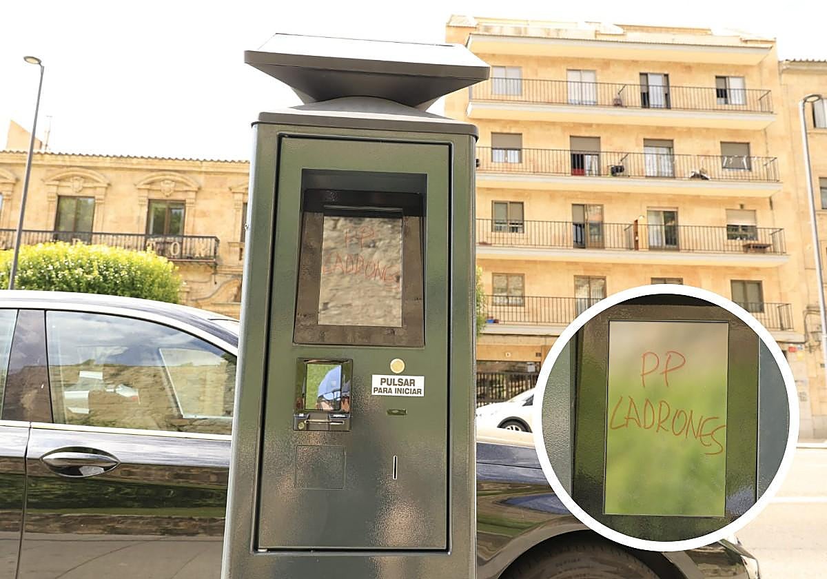 Vandalizan un céntrico parquímetro ante el inminente estreno de la nueva zona ORA en Salamanca: «PP ladrones»