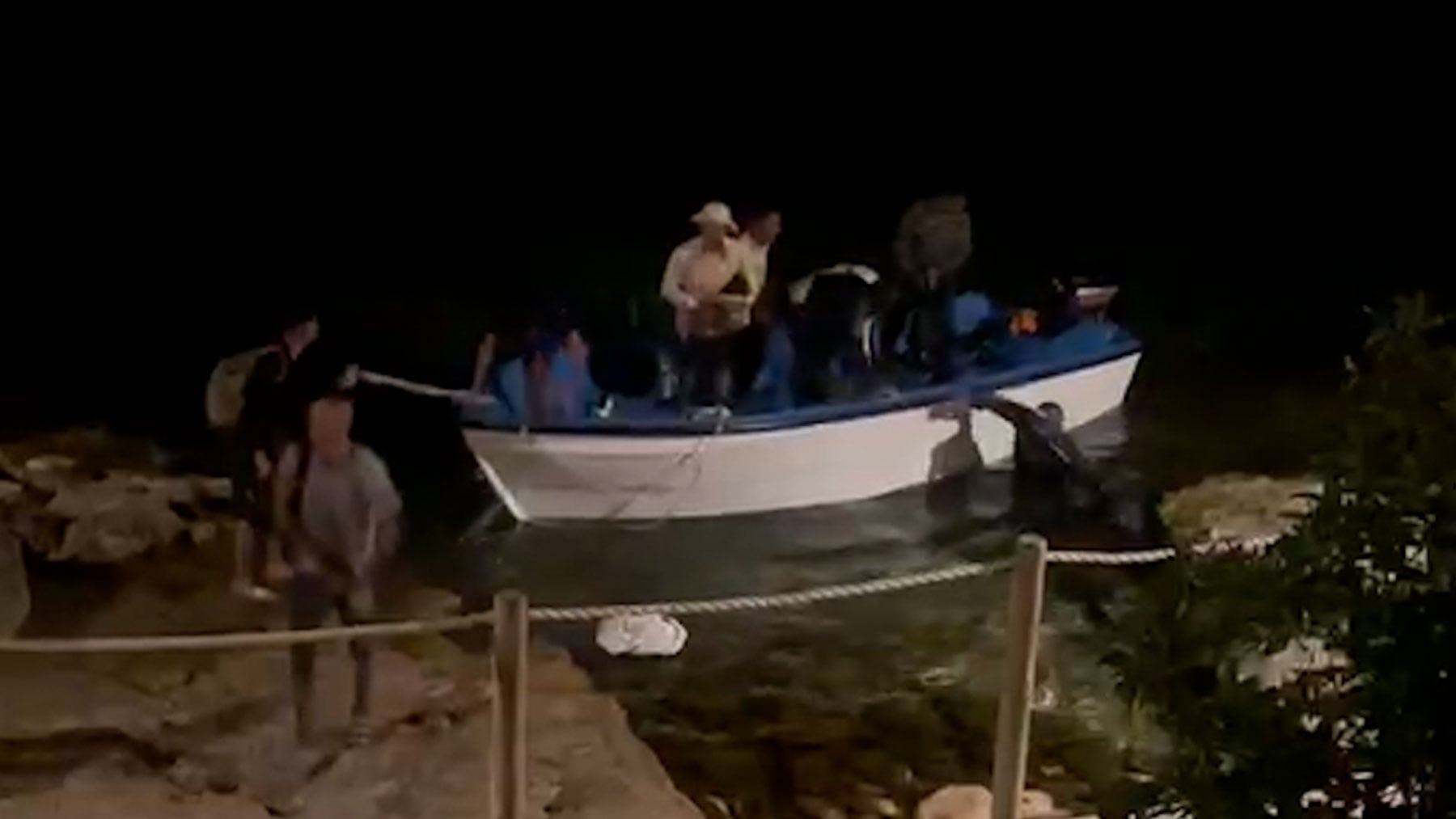 Así llegan los inmigrantes magrebíes en patera a las costas de Mallorca: todos hombres jóvenes y tirando cosas al mar
