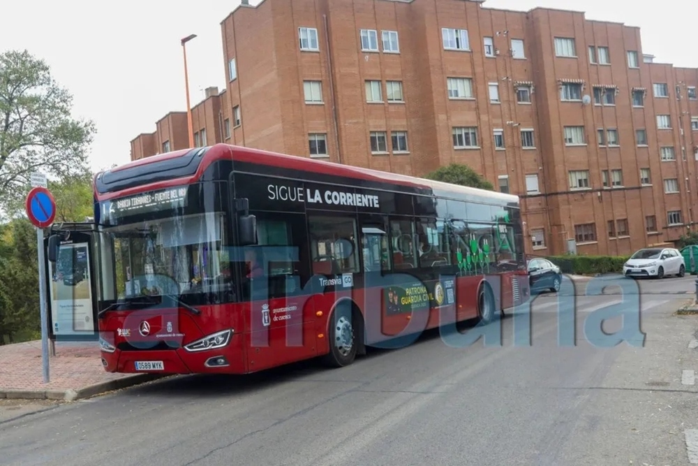 Un autobús choca contra varios vehículos al sufrir una avería