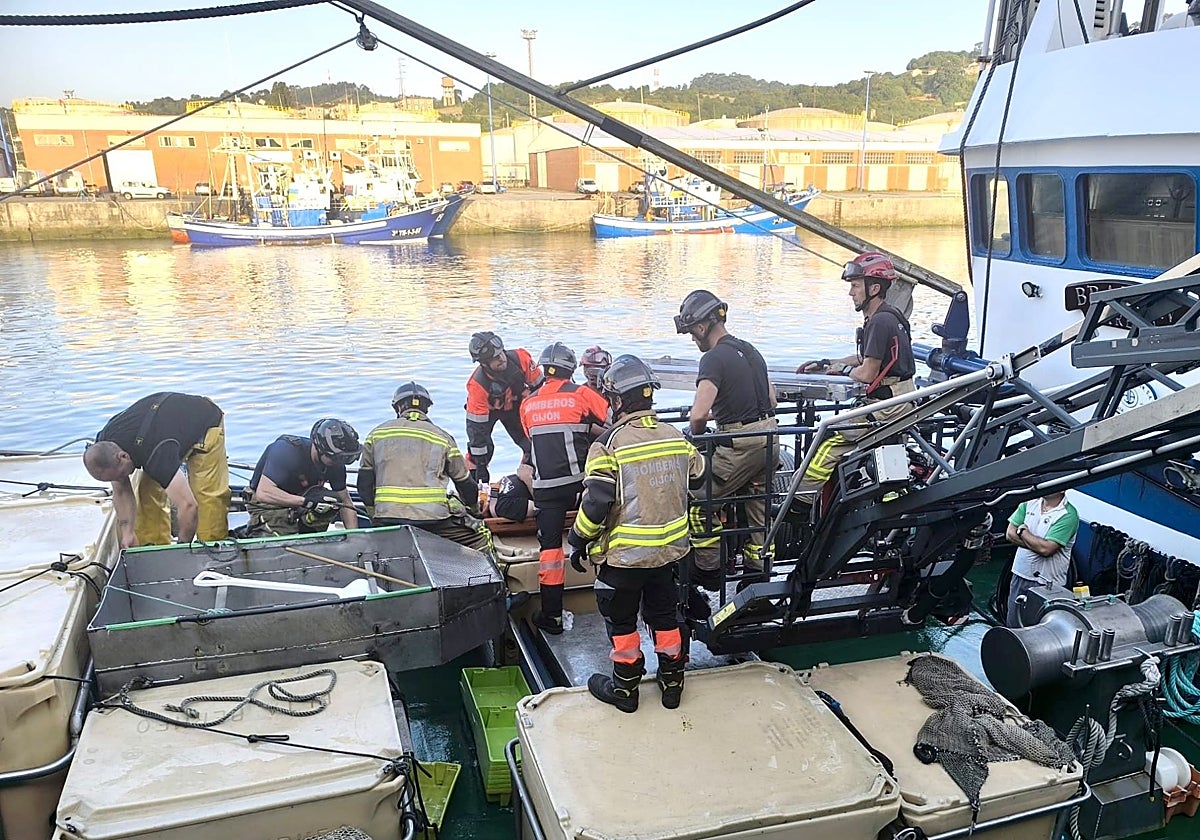 Los bomberos de Gijón rescatan a un pescador accidentado con problemas de movilidad en El Musel