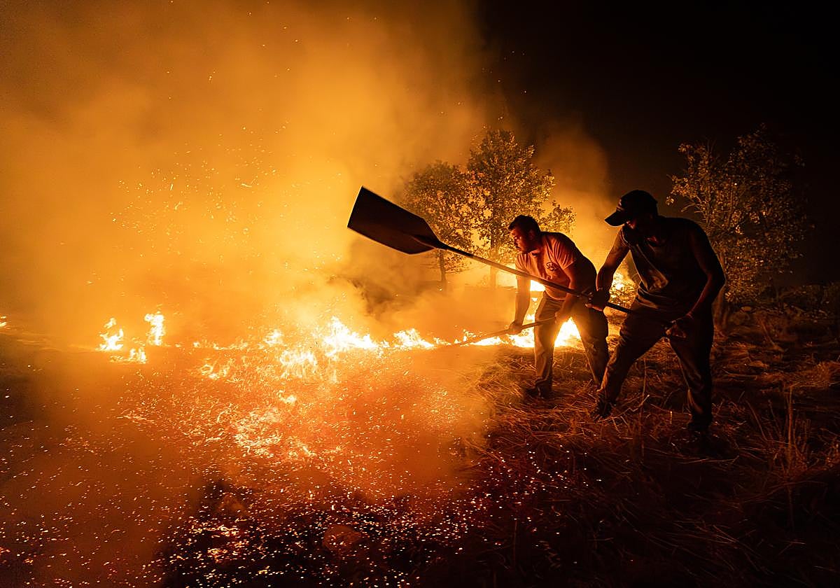 Bomberos de Salamanca protegen Fermoselle del devastador incendio en Arribes del Duero