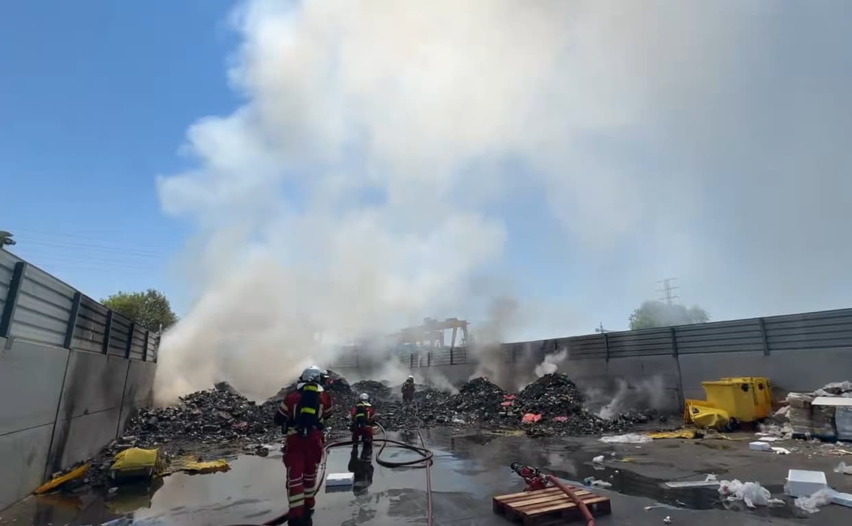 Bomberos de la Comunidad de Madrid sofocan incendio en nave de reciclaje en Loeches