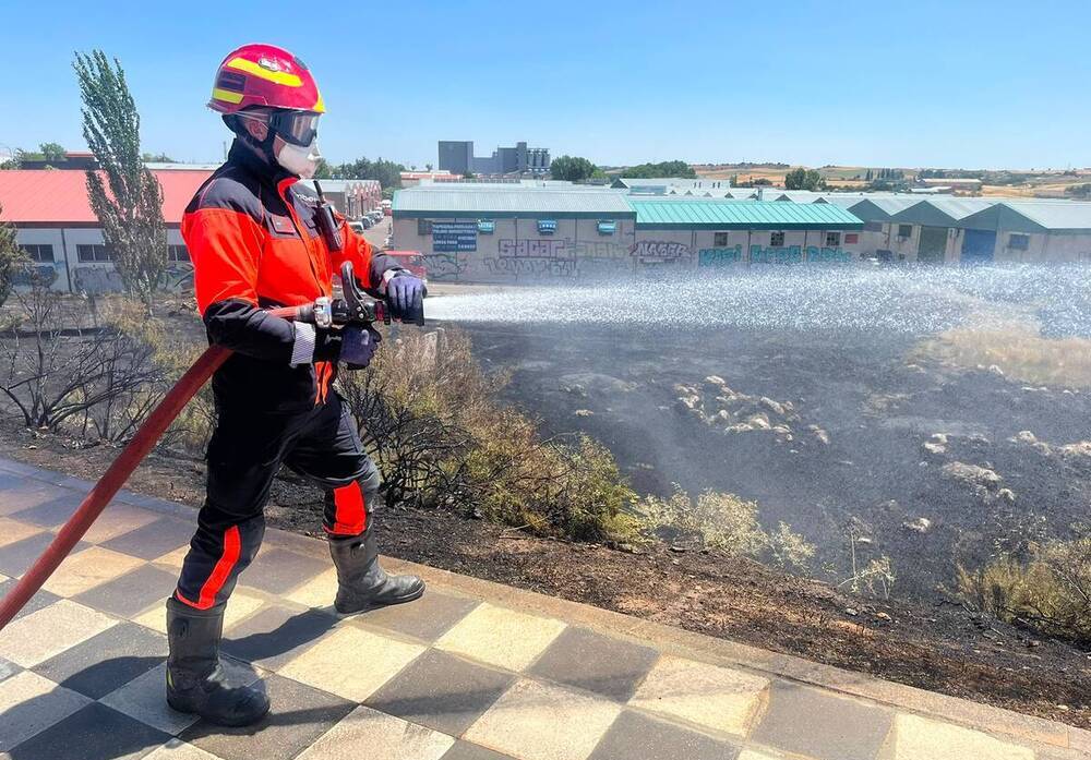 Controlan un incendio de pasto y matorral en la Ronda Oeste
