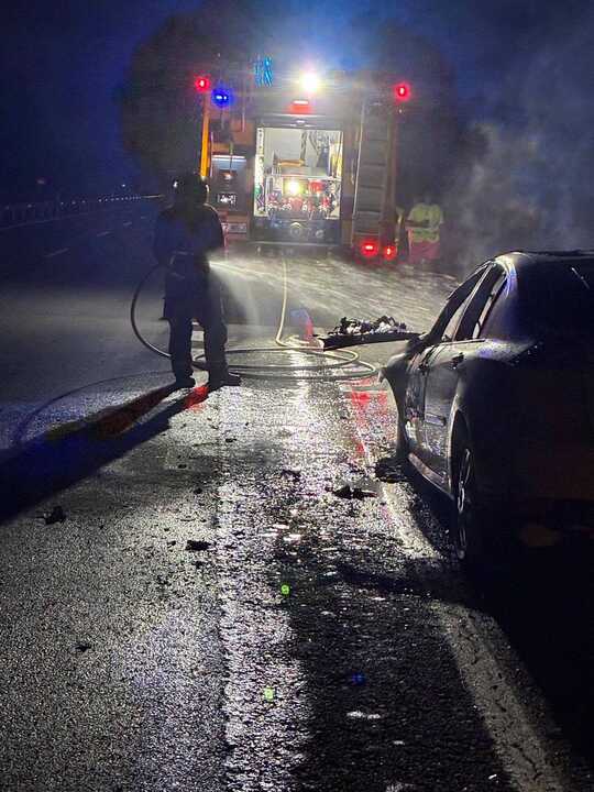 Bombero apagando el fuego del vehículo. Fuente: Sab Bomberos Huelva Provincia