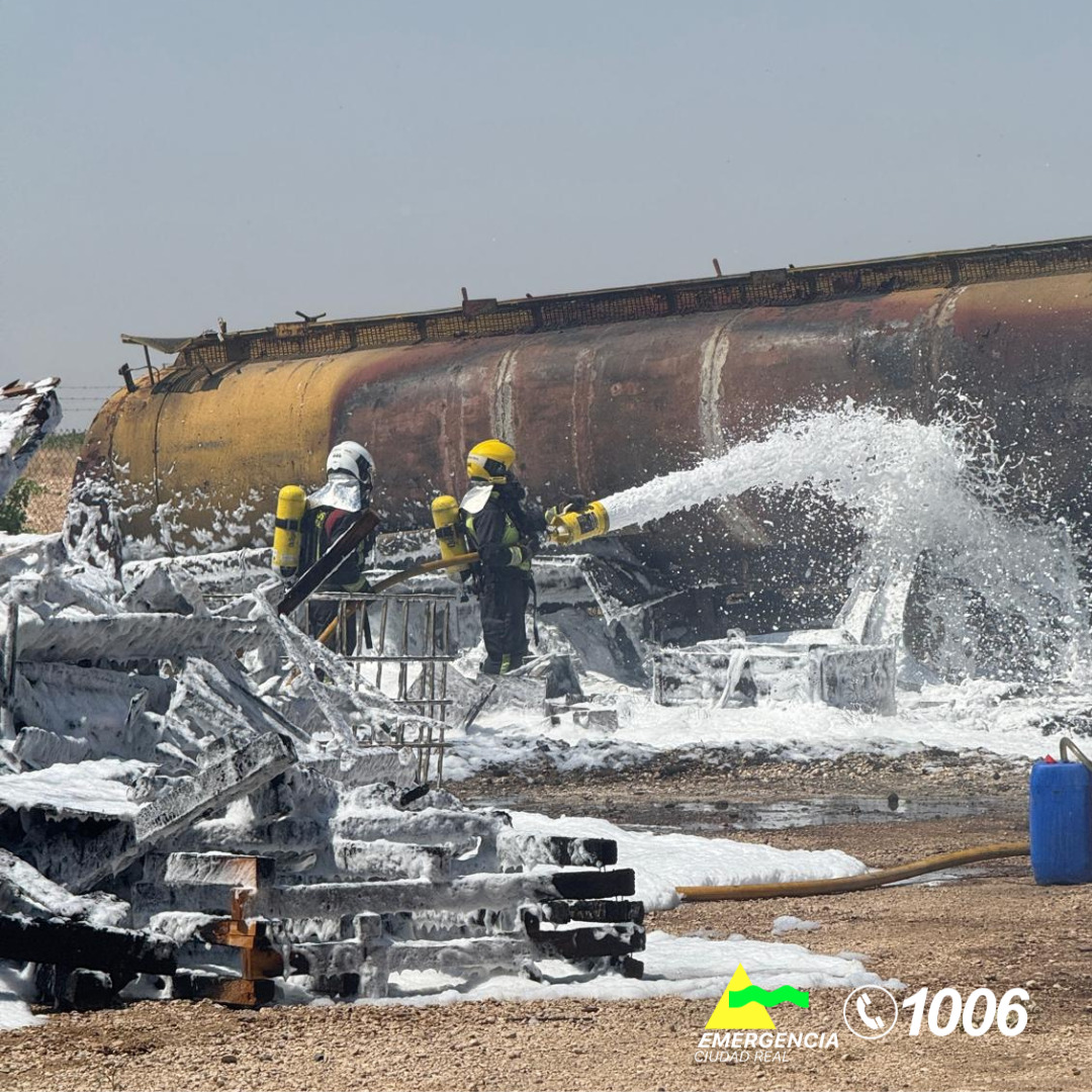 Un incendio afecta a una empresa de fabricación de cisternas para camiones en Pedro Muñoz
