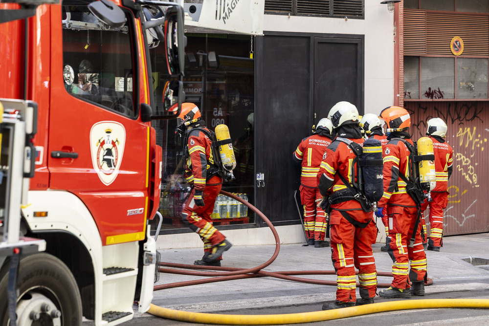 Los bomberos sofocan un fuego en el dormitorio de una vivienda