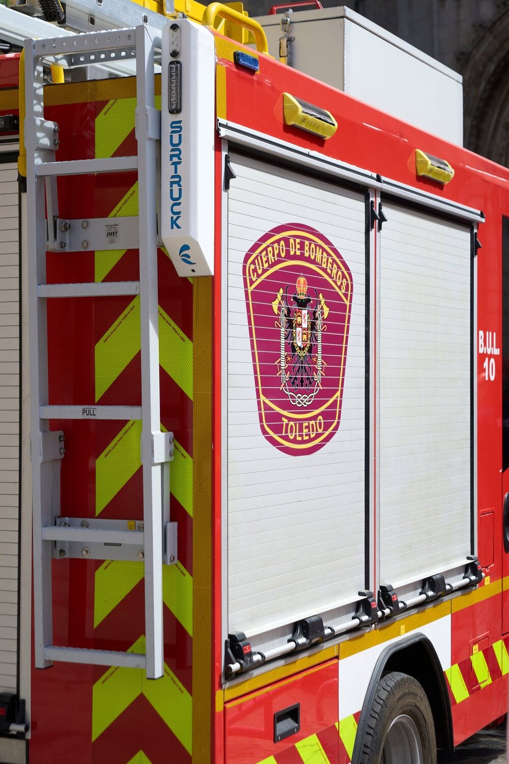 Se incendia un camión con pacas de paja en el Polígono