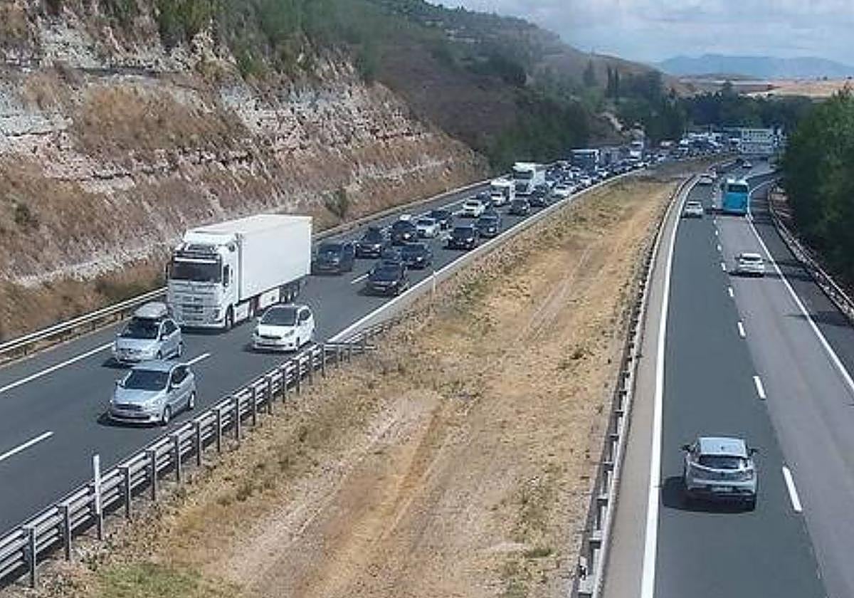 Choque de cinco vehículos en la AP-1 de Burgos deja a una mujer herida y kilómetros de retenciones