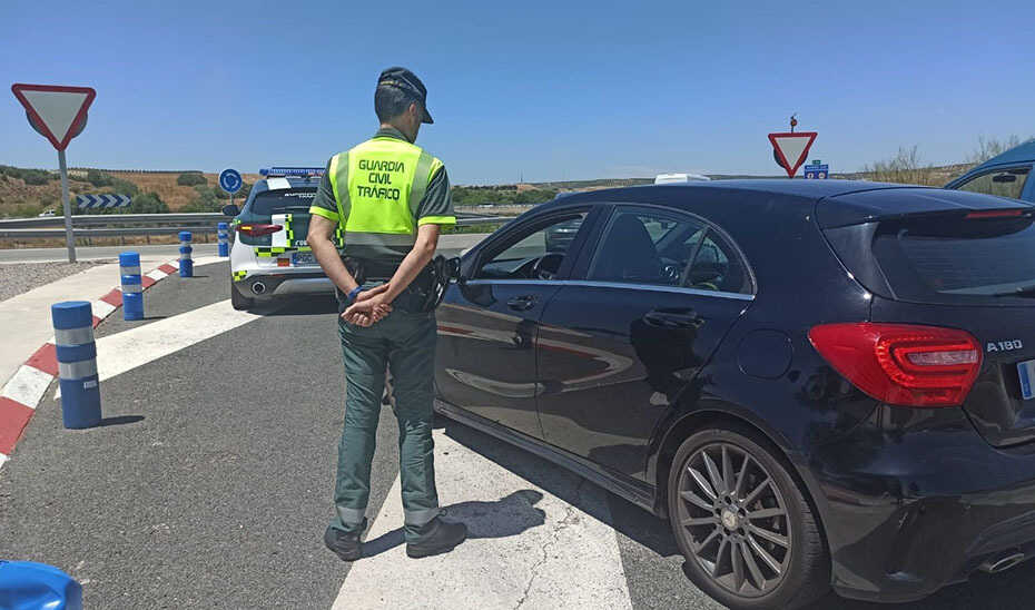 Fuerte accidente: Cinco heridos al salirse de la vía su vehículo por la presencia de jabalíes en la vía