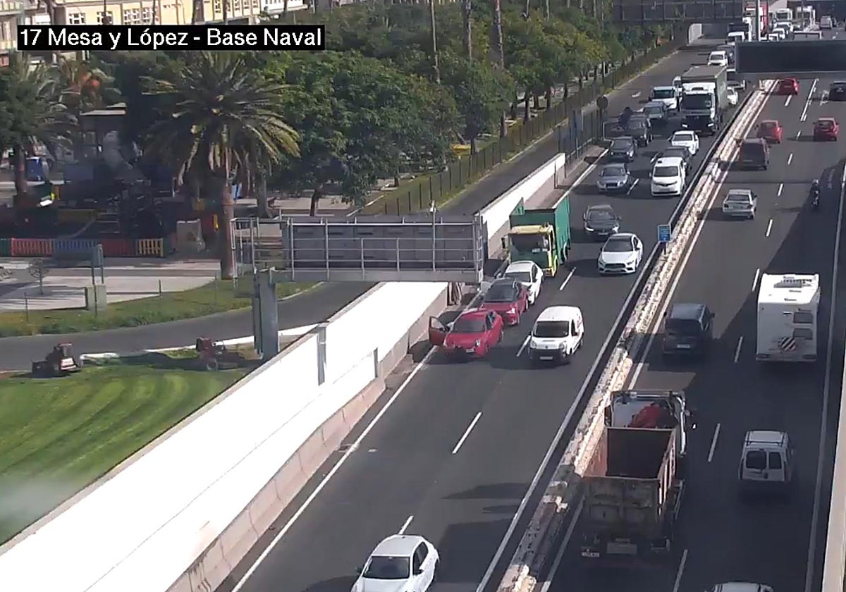 Un accidente entre tres coches y un camión provoca retenciones a la altura de la Base Naval dirección sur