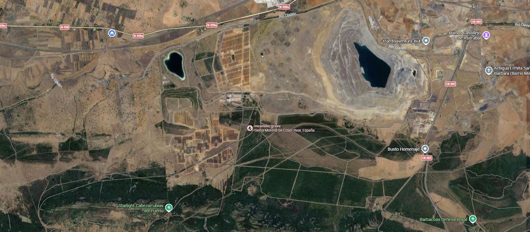 El incendio junto a la gran fotovoltaica de Puertollano, controlado cerca de los pinares próximos a la Dehesa Boyal