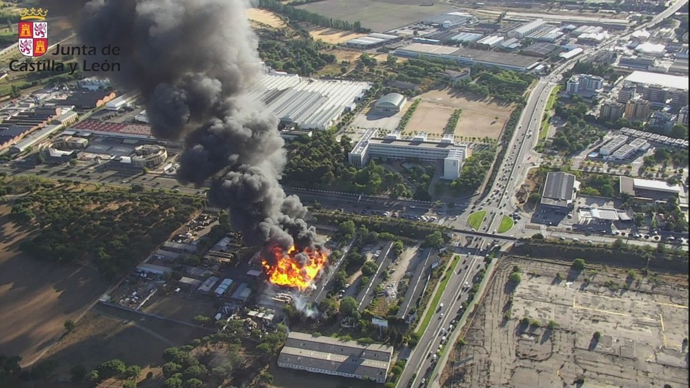 Los Bomberos sofocan un gran incendio en una empresa de palés