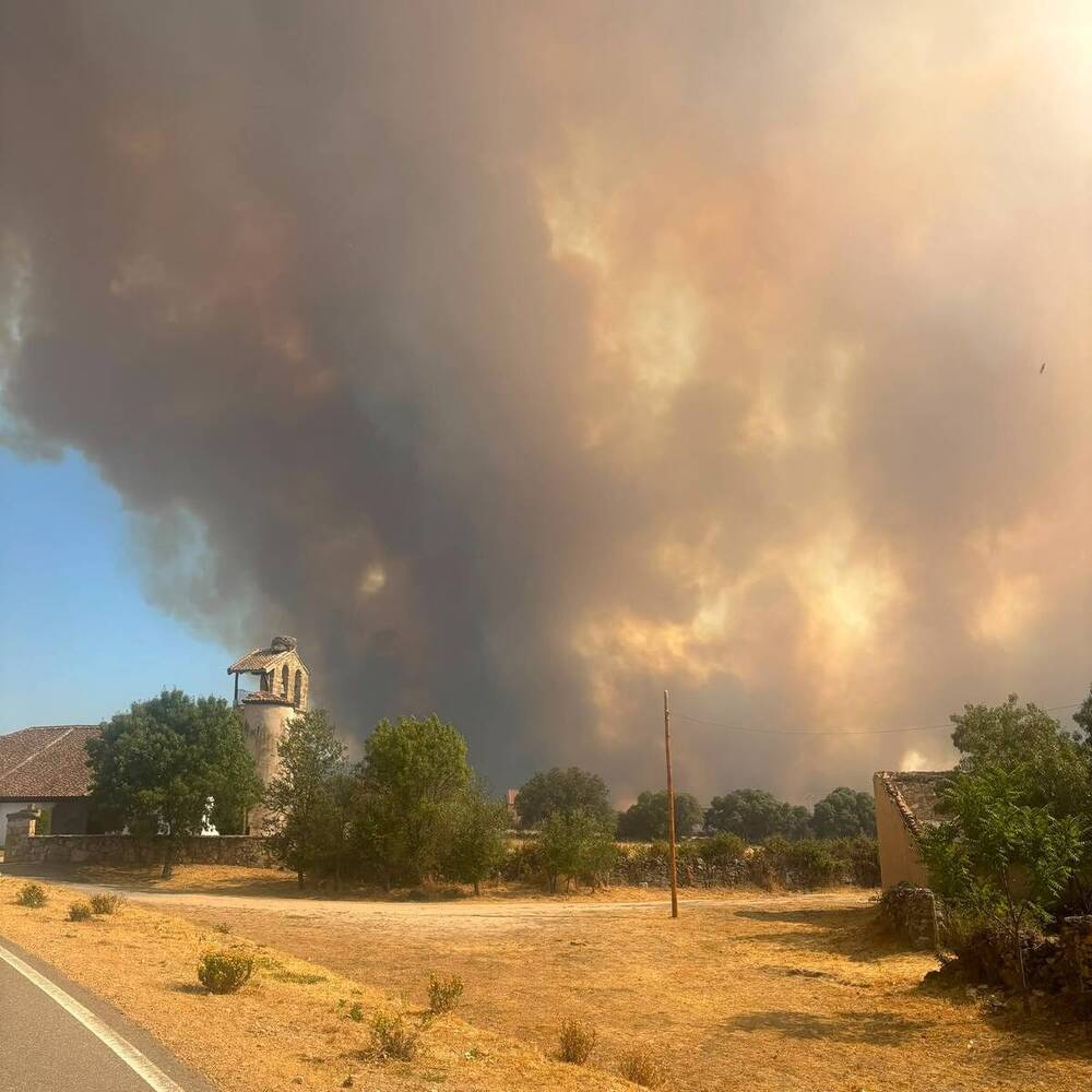 Desalojan varias localidades por el incendio de Brieva