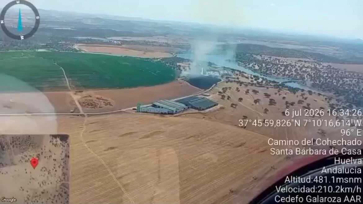 Declarado un incendio forestal en Dehesa Dos Hermanas, Santa Bárbara de Casa, Huelva: desplegado operativo de 19 profesionales y medios aéreos para controlar las llamas.