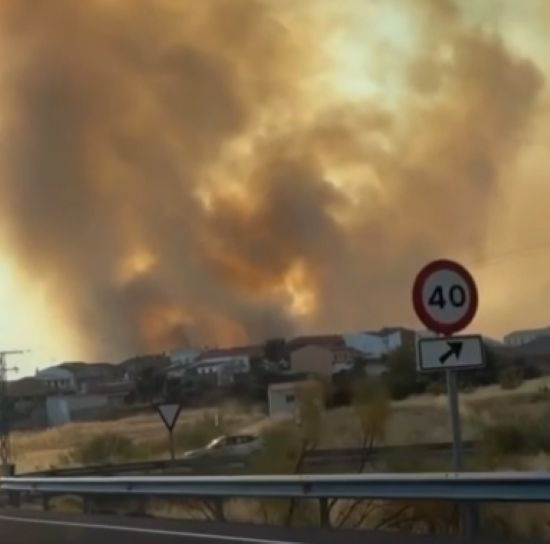 El incendio en Brazatortas obliga a confinar a los vecinos de Retamar y cortar la N-420