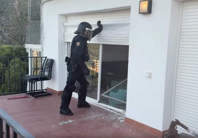 Policia Nacional CNP entrant en una casa a Castelldefels