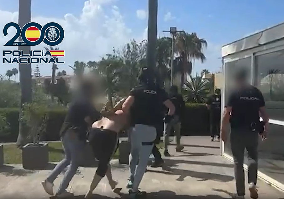 Un arsenal de armas y vestidos de policías: cae una banda cuando iba a ejecutar un nuevo golpe en Marbella