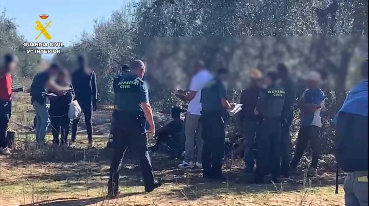 Golpe contra la explotación laboral: desmantelada red que reunía a extranjeros en una nave y les cobraba hospedaje