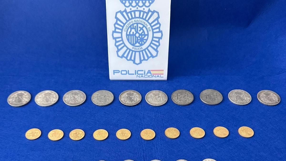 Monedas de oro de Isabel II incautadas por la Policía Nacional tras la detención de un matrimonio en León.
