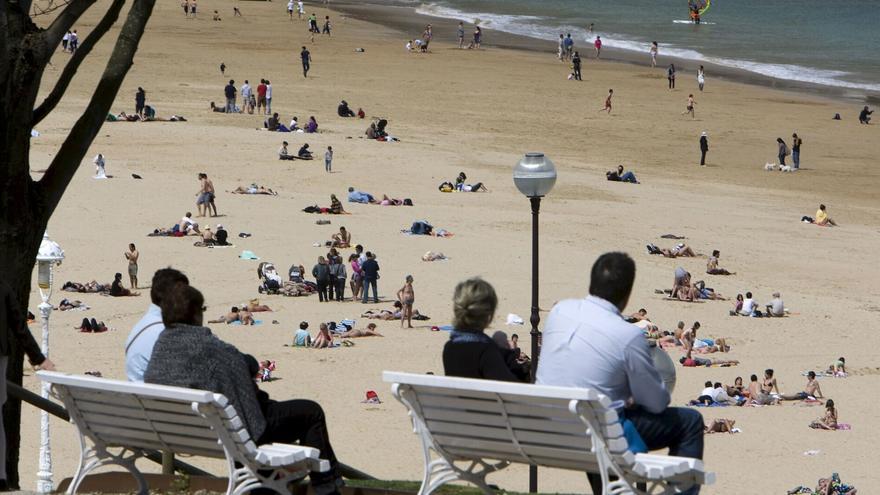 Robo con el método del "abrazo" en Miramar: Detenidos en Donostia tras pedirle un 'selfie' a un octogenario para quitarle sus joyas