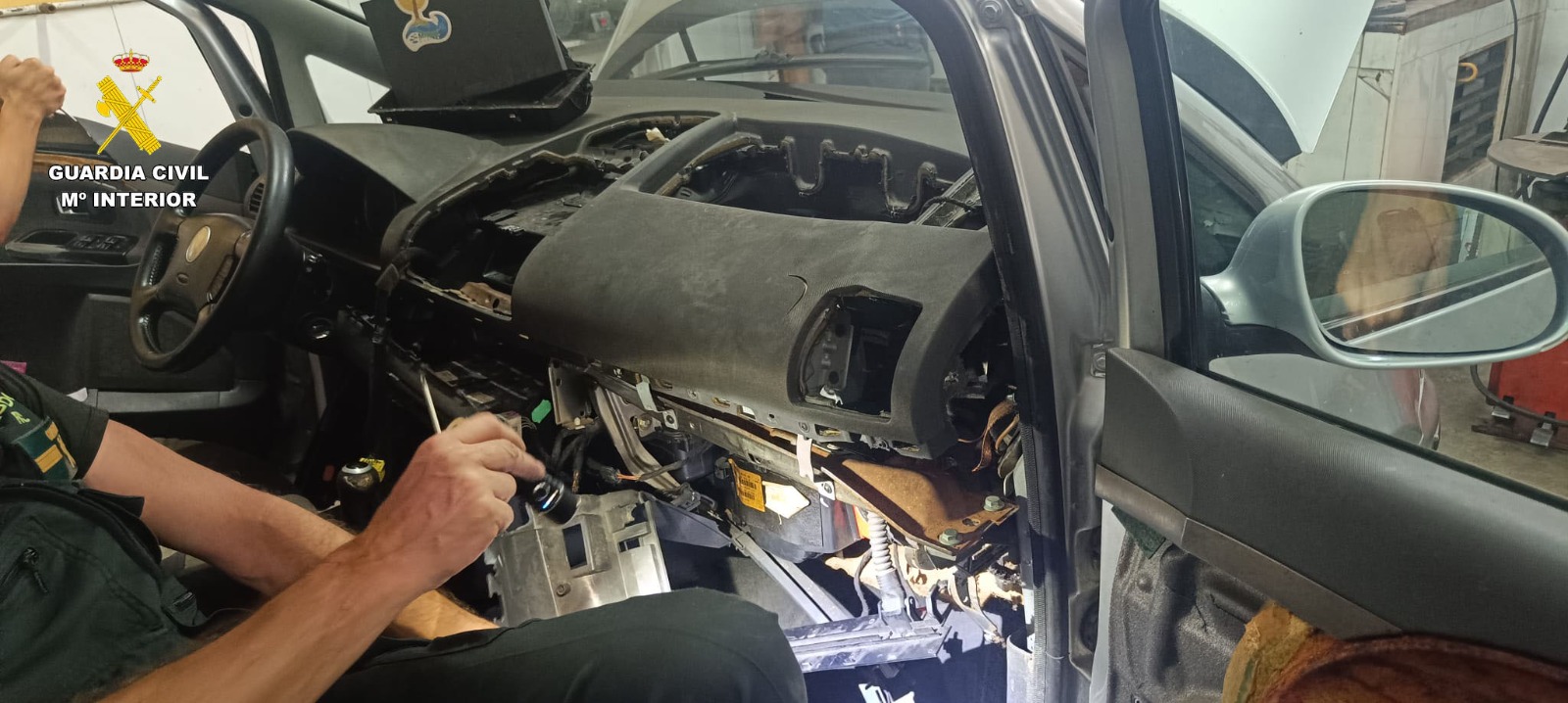 Detenido en el puerto al intentar embarcar con 27,3 kilos de resina de hachís en su coche