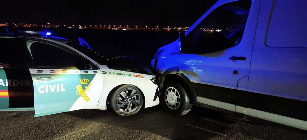 Detenido tras embestir contra guardias civiles con una furgoneta robada y usada para el 'petaqueo' en Huelva