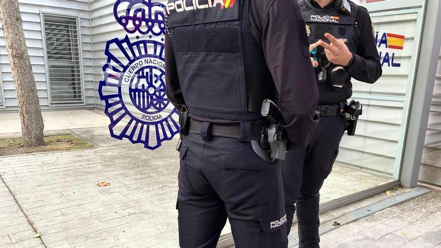 Apuñalado en el cuello por defender a una mujer de la agresión de su expareja en Alicante
