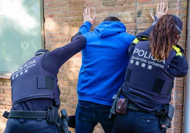 Detenido en Barcelona un ladrón que se escondió en la farmacia que intentaba robar