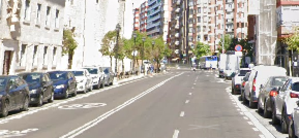 Interrumpe el tráfico y trata de agredir a varios agentes
