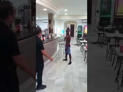 Inmigrante irrumpe en una cafeter&iacute;a con barra met&aacute;lica