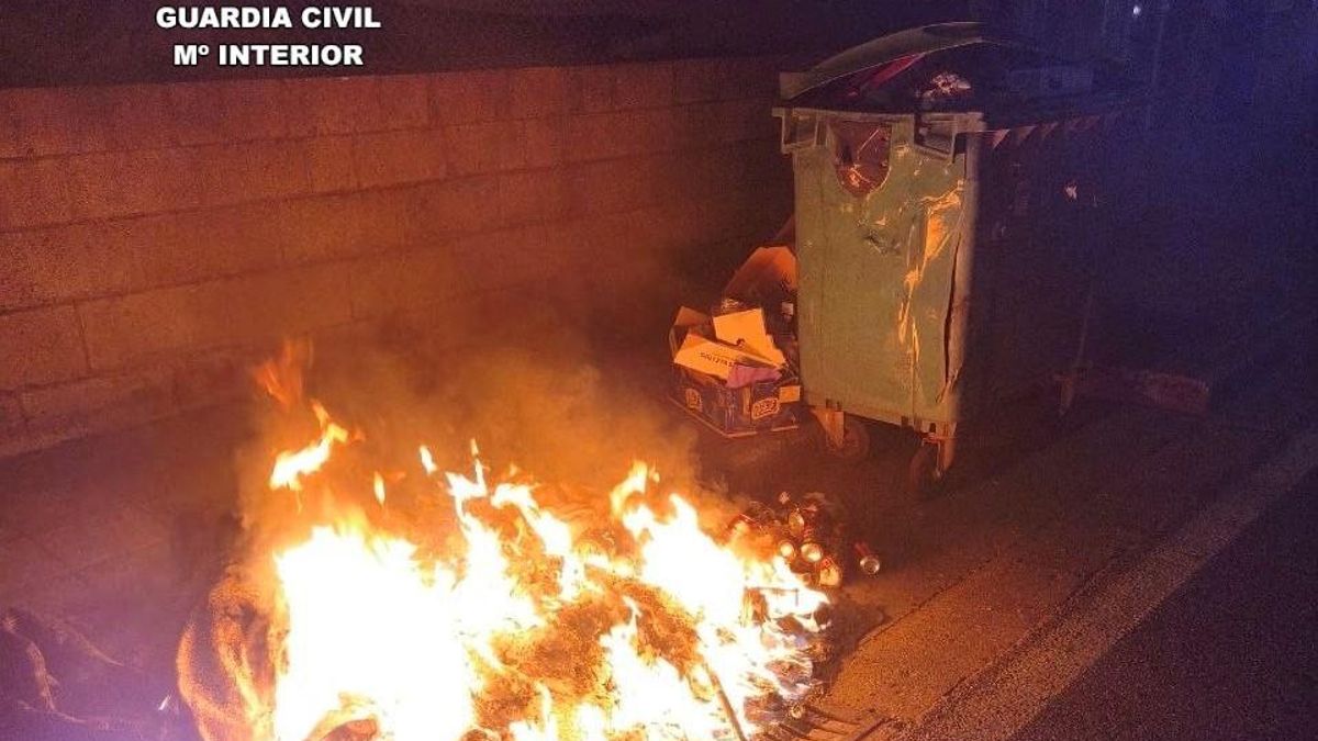 Imagen de un contenedor ardiendo.