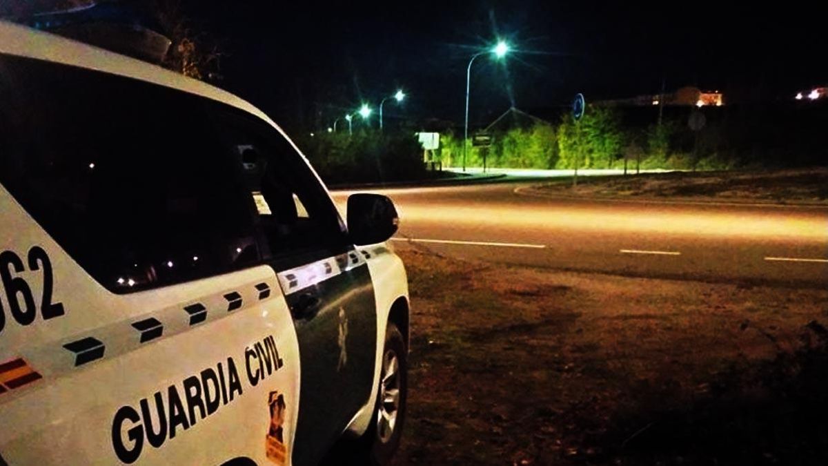 Coche patrulla de la Guardia Civil por la noche, en una imagen de archivo.