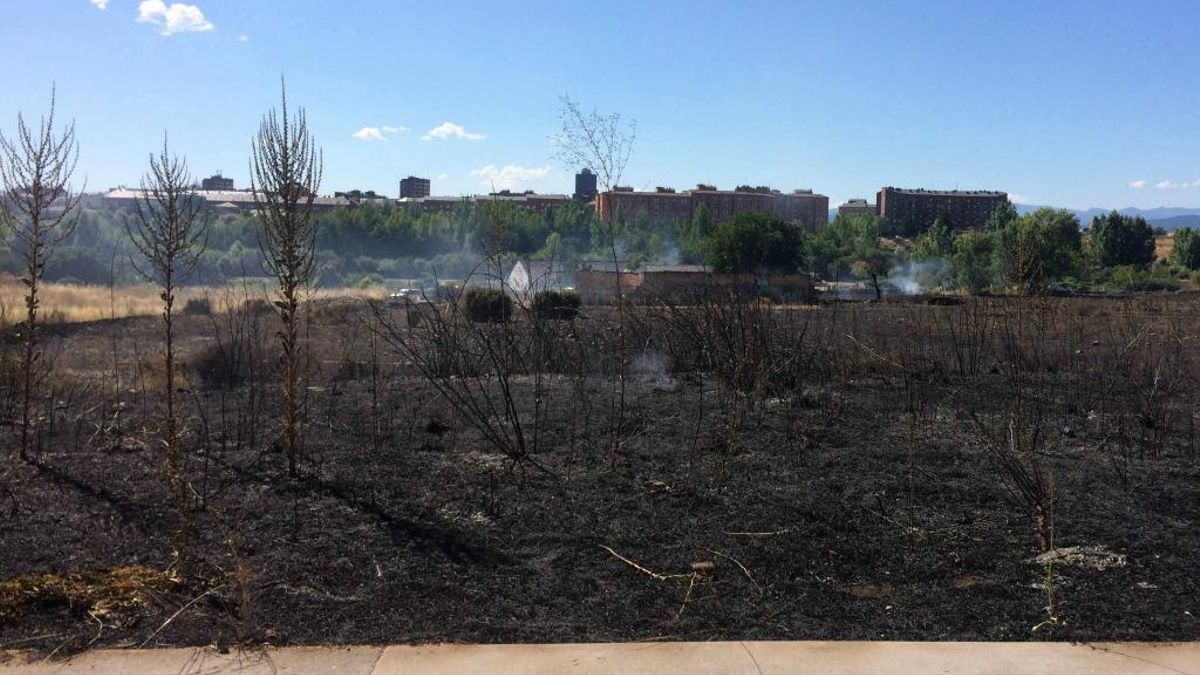 Imagen de archivo de un incendio en un solar de Ponferrada.