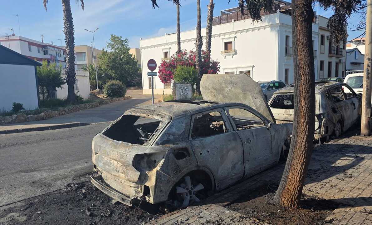 Dos coches arden en Isla Cristina en circunstancias sospechosas, posible conexión con el narcotráfico
