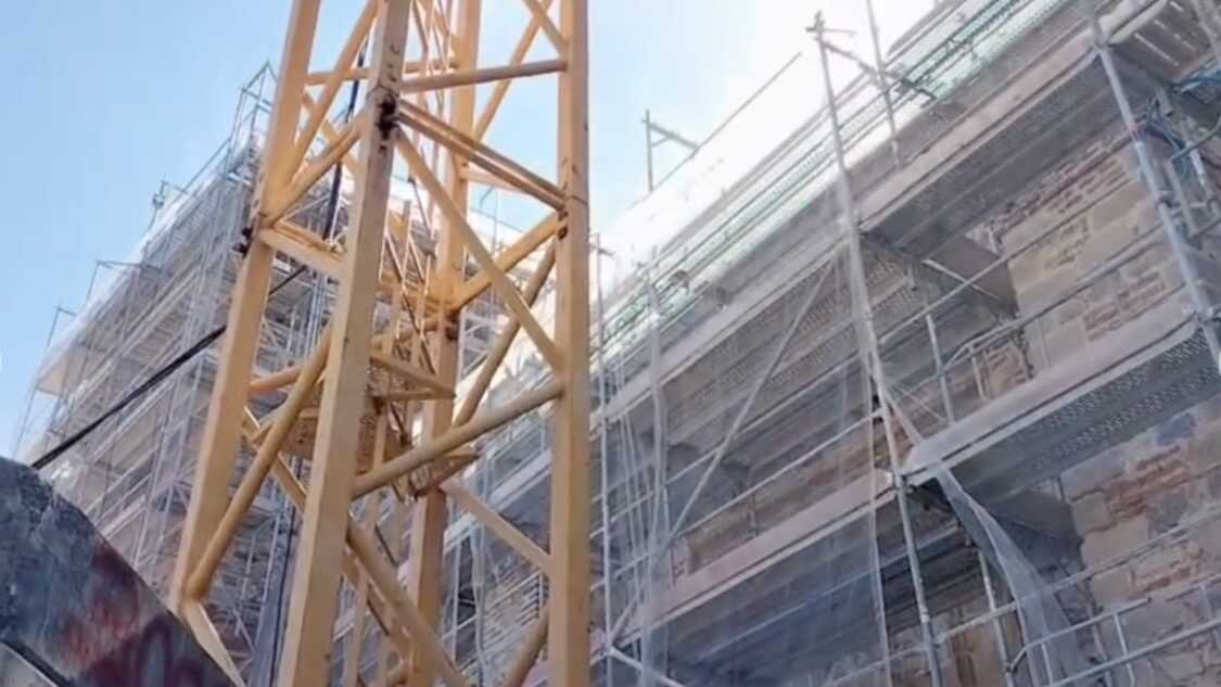 Dos heridos tras caída de máquina de hormigón en zona de obras: activan dispositivo de emergencia