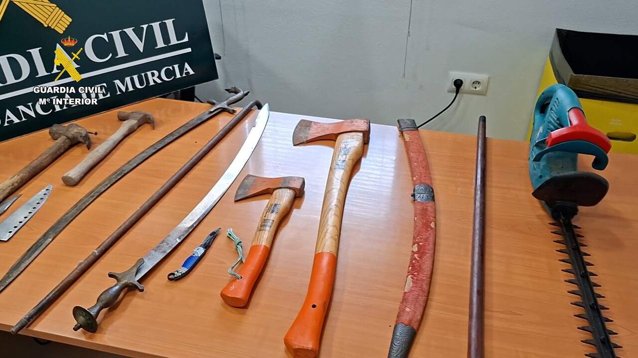 Sorprenden a dos ladrones robando en una casa de Santiago de la Ribera y se atrincheran con hachas, machetes y una motosierra