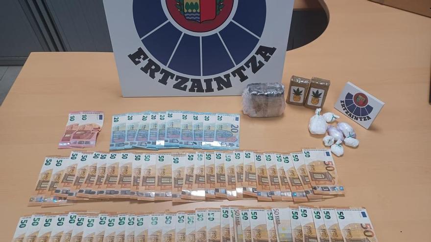 Dos detenidos con 700 gramos de hachís en su coche en Galdakao