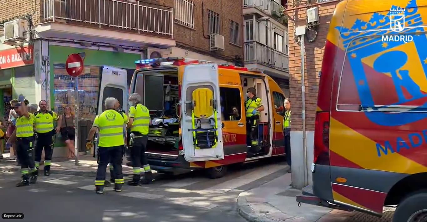 Dos jóvenes hospitalizados por posible intoxicación por drogas en Puente de Vallecas